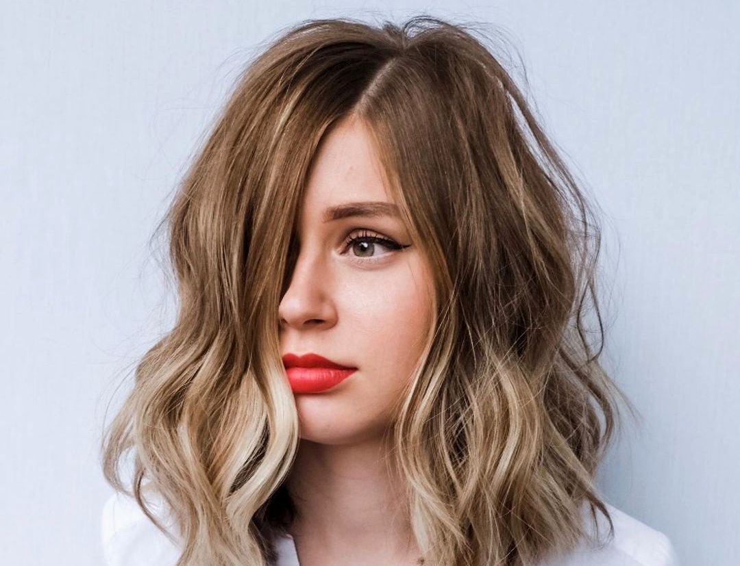 Совршени фризури за ниски и слаби жени: Формула за беспрекорен изглед