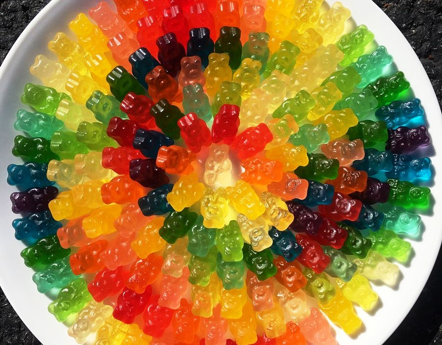 Уметник создава необични визуелни дела од секојдневни предмети