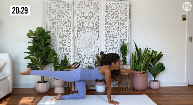 25-минутна јога сесија за затегнување на задникот и стомакот