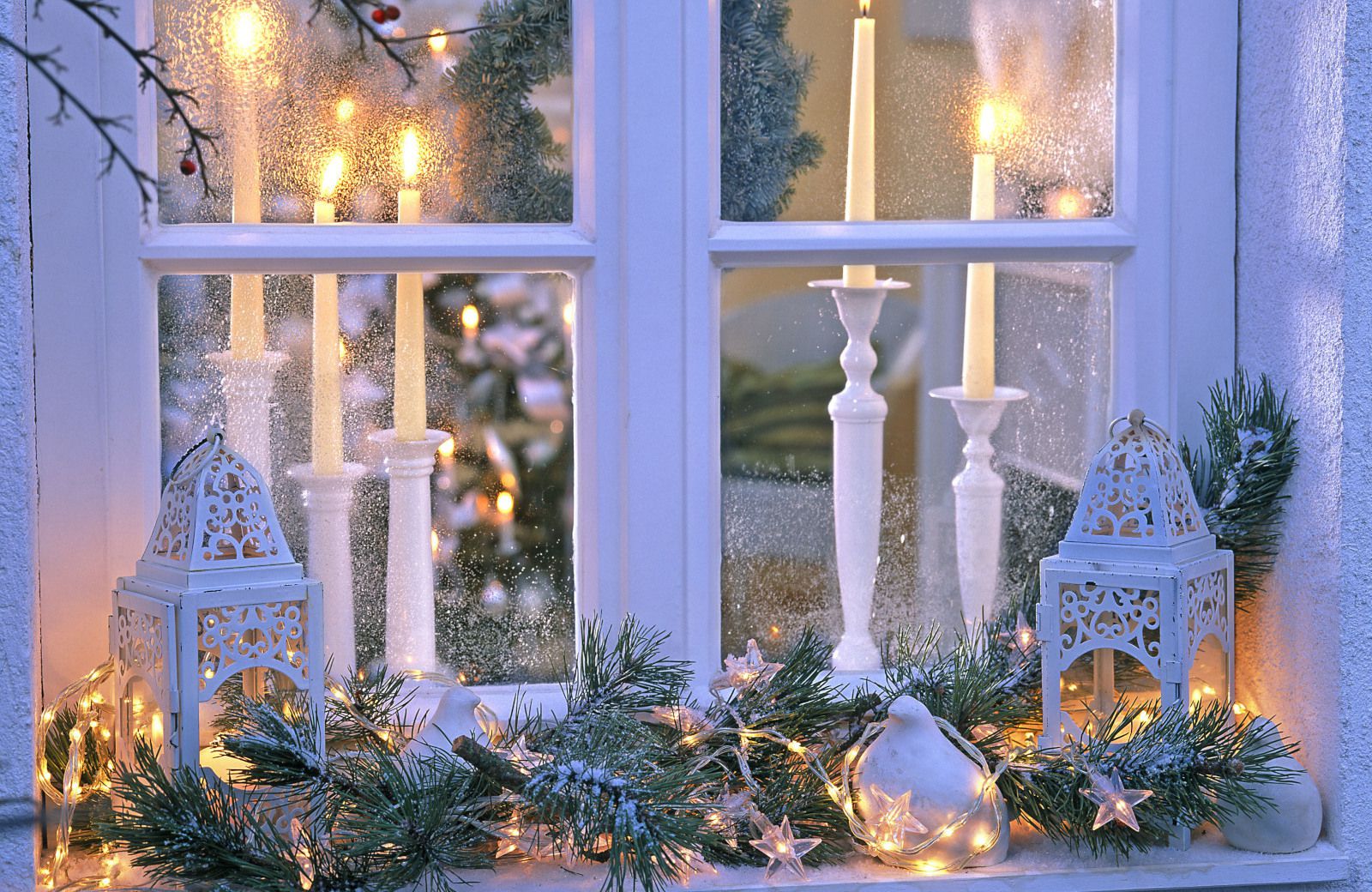 20 идеи за празнично украсување на прозорците