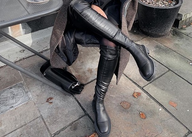 Црните чизми над колената се најпосакуваниот модел оваа сезона!
