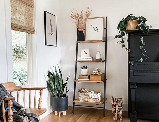 Еве како да ги организирате полиците за книги и да го освежите домот