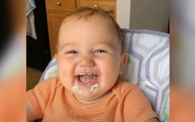 Позитива на денот: Преслаткото бебе не може да престане да се смее додека јаде шлаг