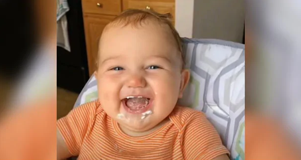 Позитива на денот: Преслаткото бебе не може да престане да се смее додека јаде шлаг