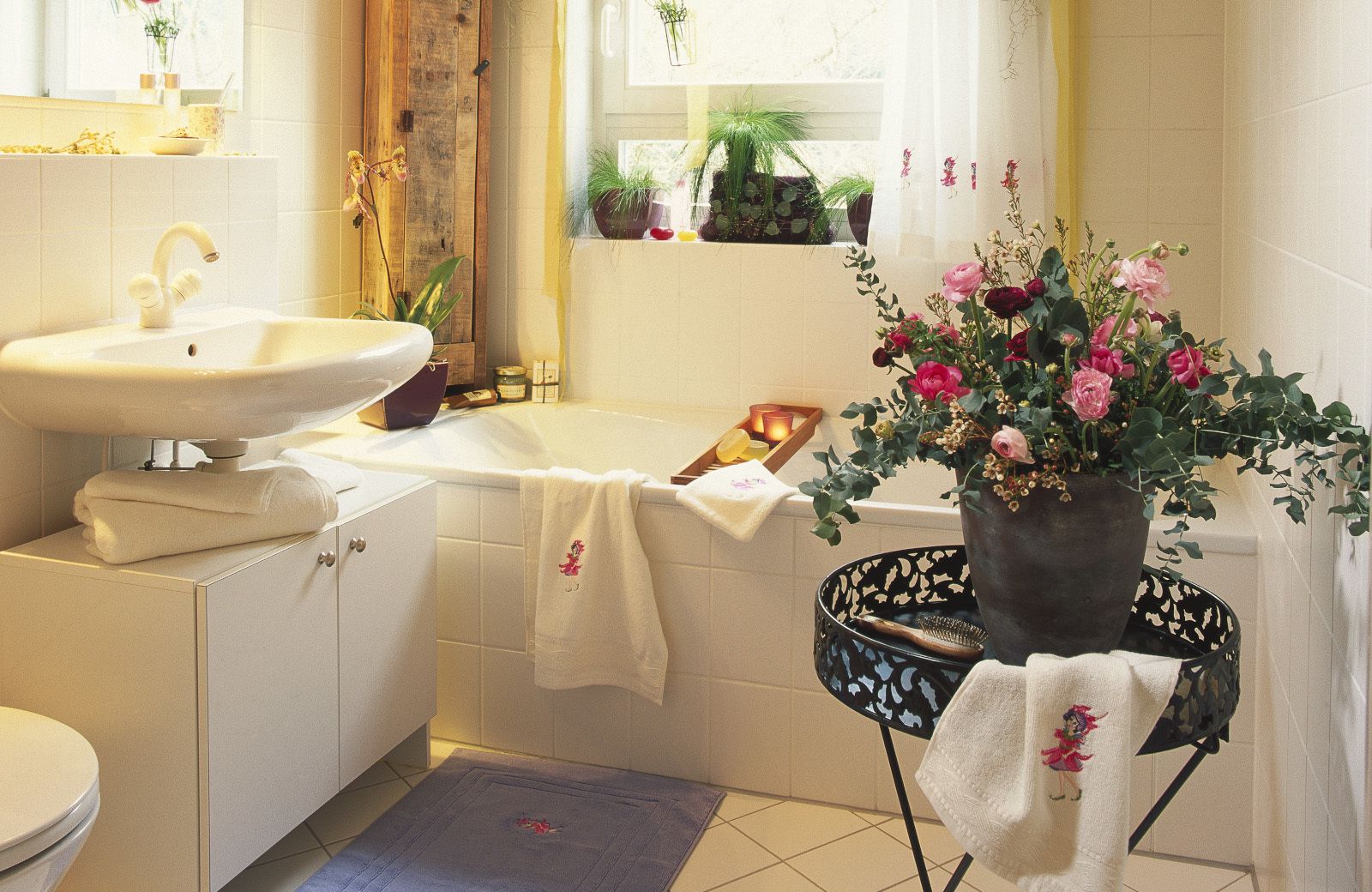 Свежо и релаксирачко: Идеи што ќе ве натераат да ја украсите бањата со растенија