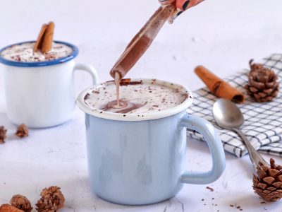 Топлo чоколадo со шлаг од кокос како омилен пијалaк оваа зима!