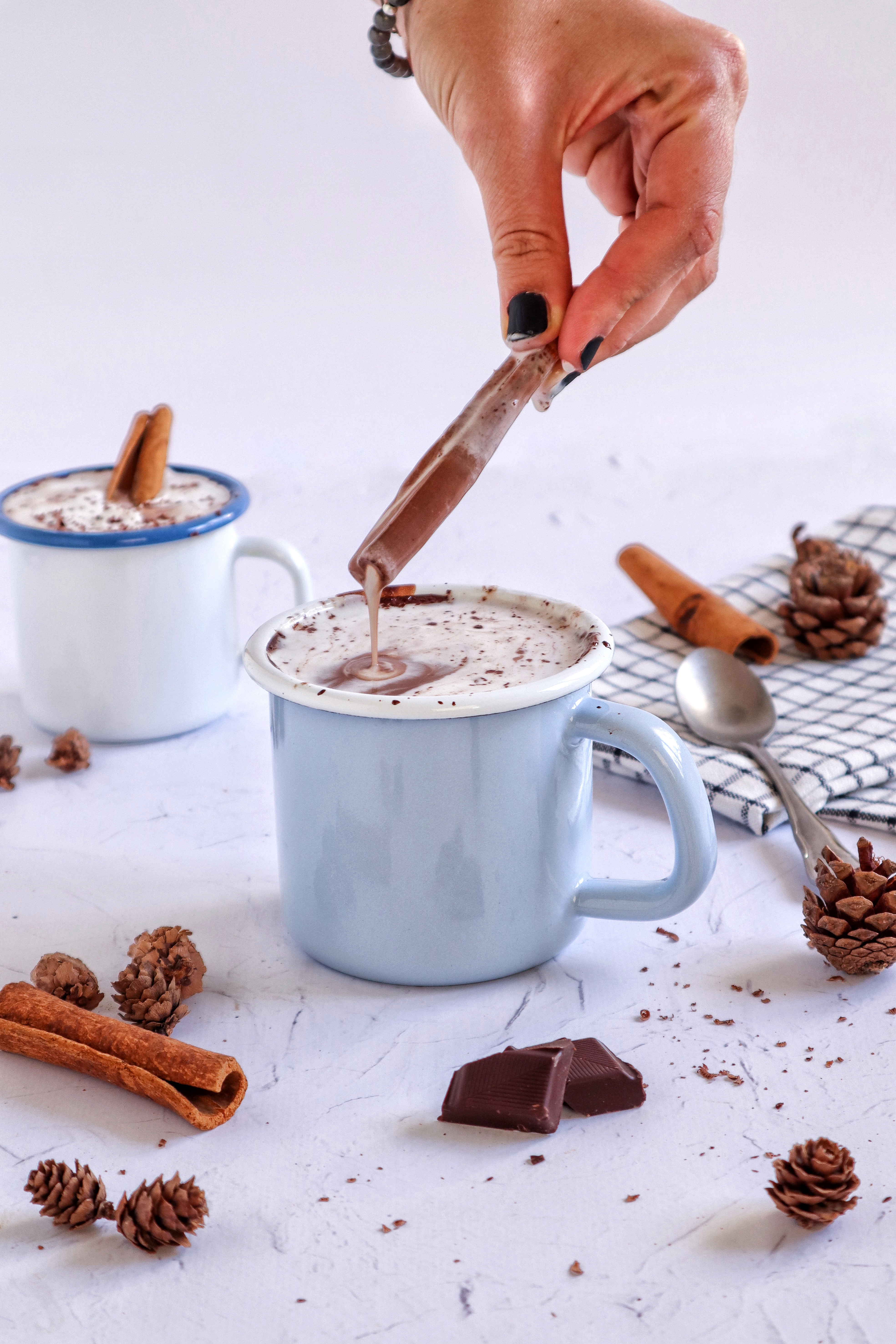 Топлo чоколадo со шлаг од кокос како омилен пијалaк оваа зима!