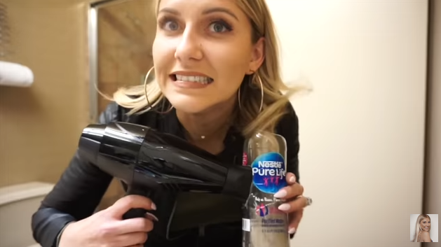 Трик кој ги воодушеви и фризерите: Девојка со помош на пластично шише направи совршени локни