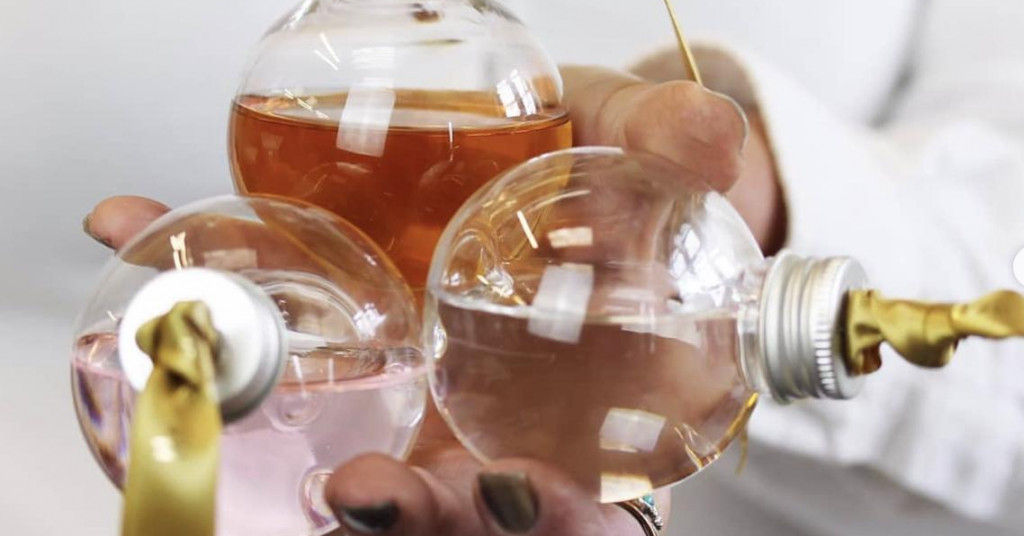 Украси исполнети со џин се најновиот хит во оваа празнична сезона