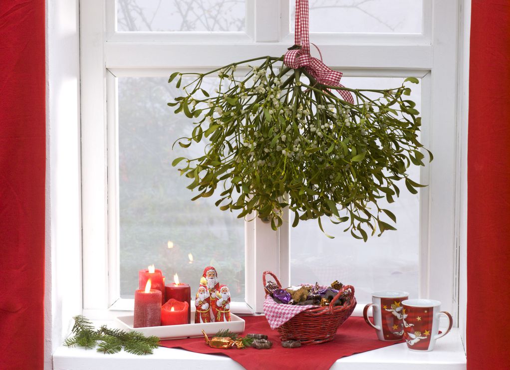 20 идеи за празнично украсување на прозорците