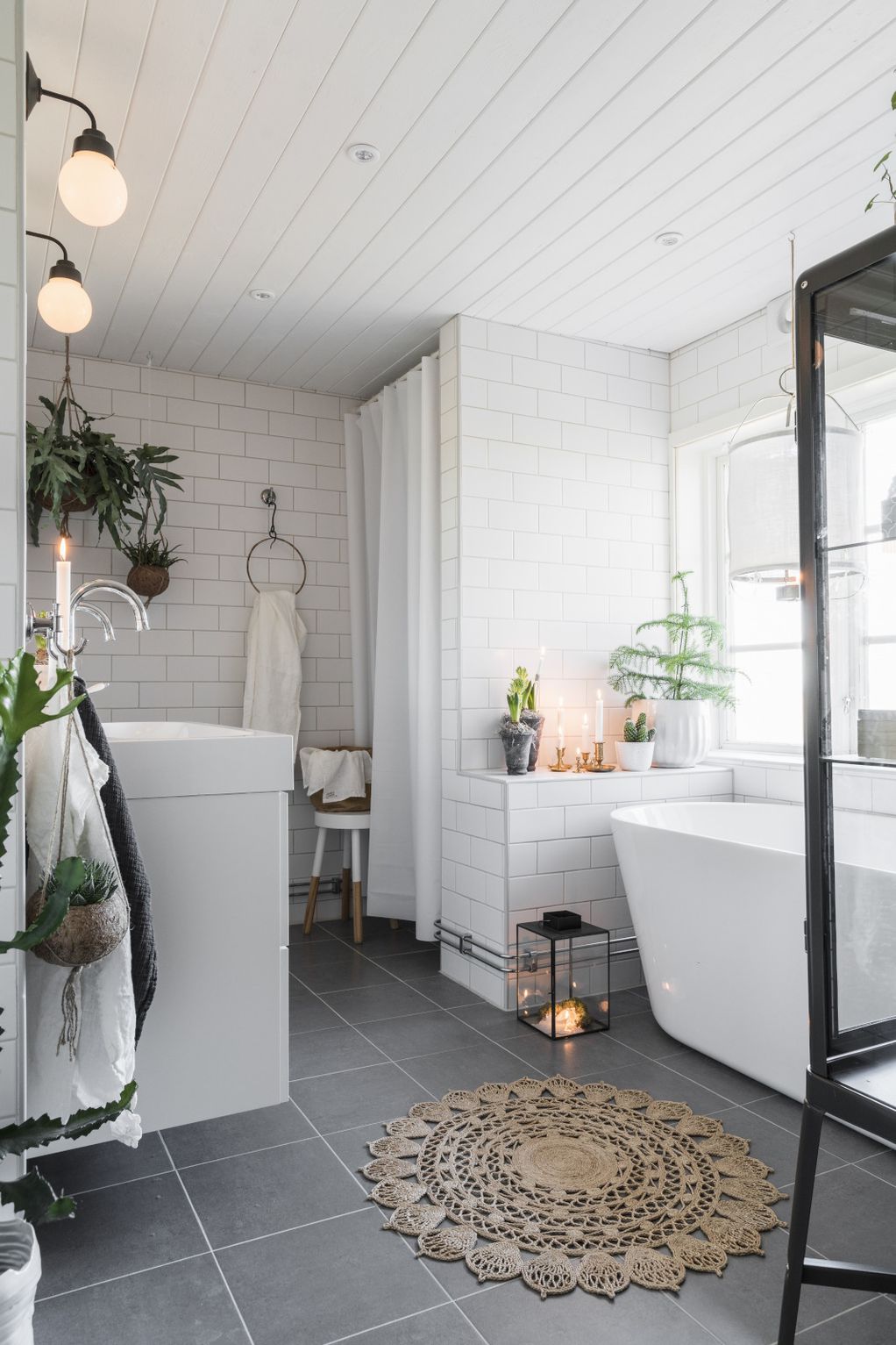 Свежо и релаксирачко: Идеи што ќе ве натераат да ја украсите бањата со растенија