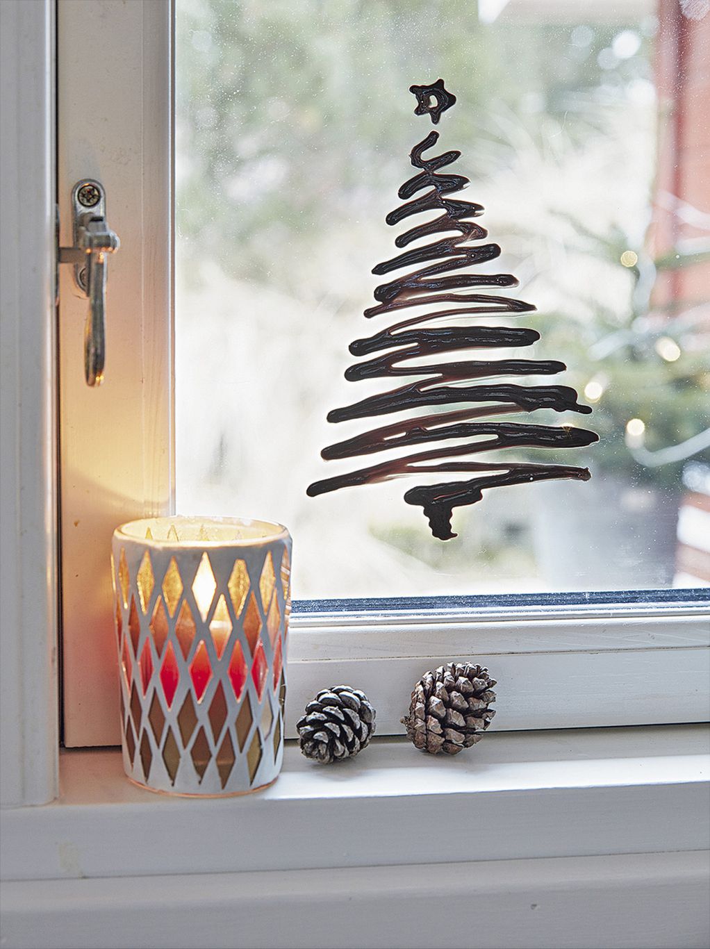 20 идеи за празнично украсување на прозорците