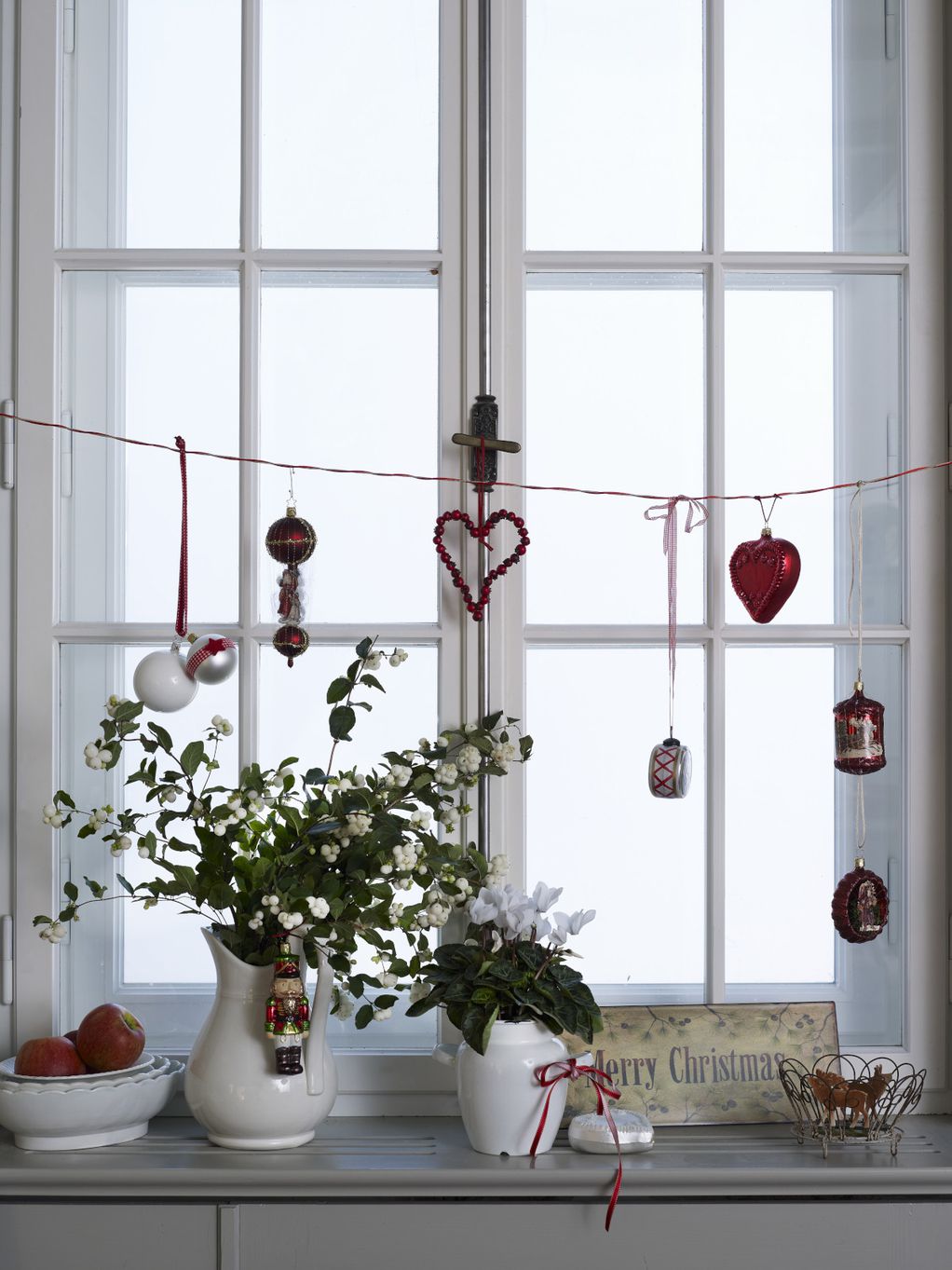 20 идеи за празнично украсување на прозорците