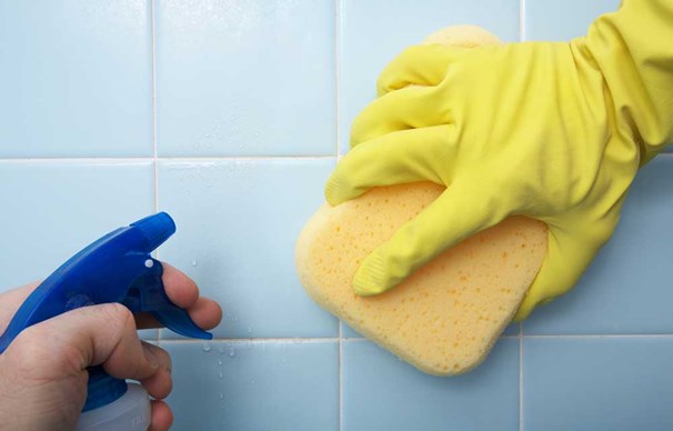 Заборавете на црната мувла во бањата со овој едноставен трик!