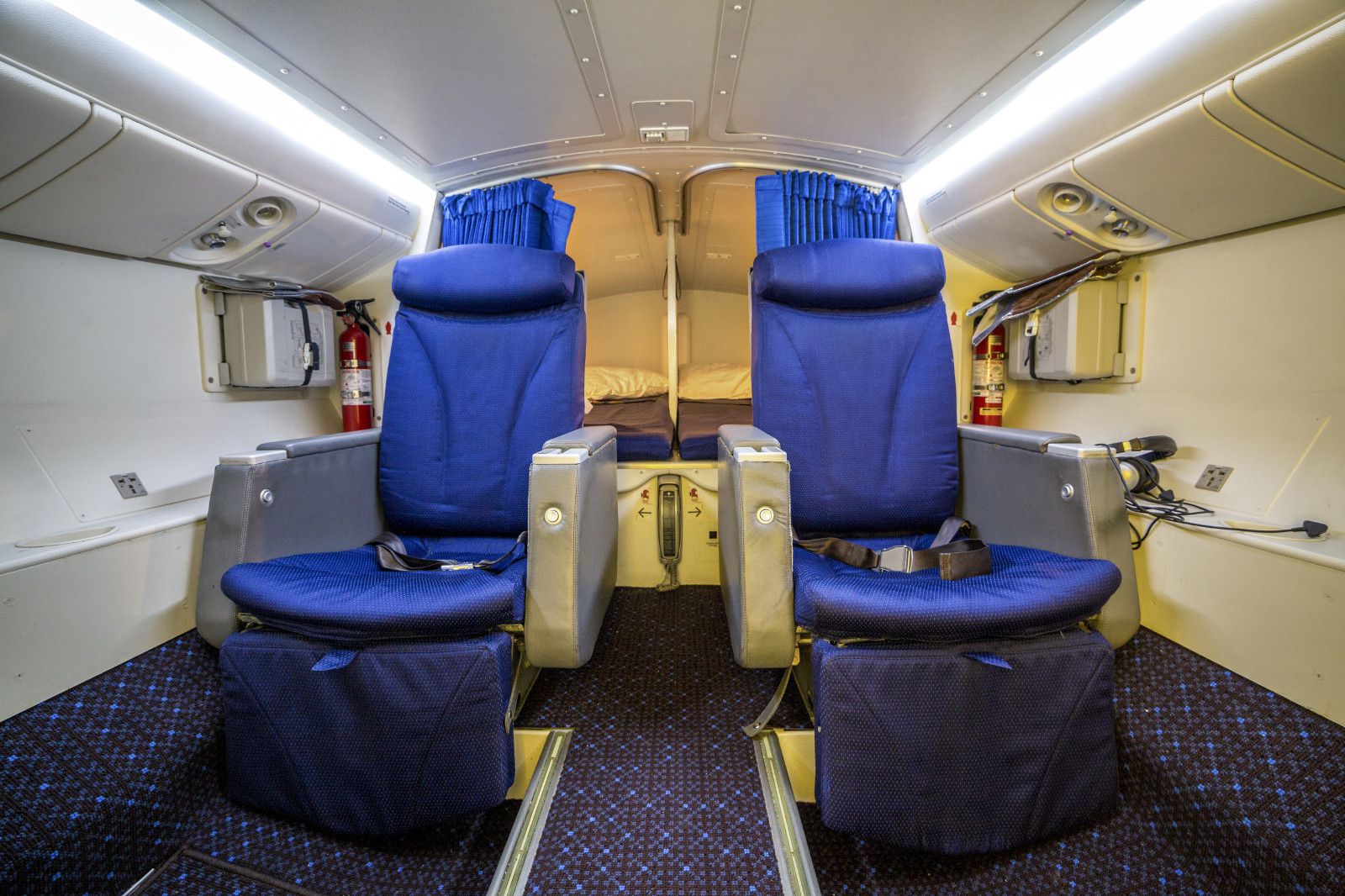 Тајни простории во авионите: Дали знаете каде спие екипажот за време на долгите летови?