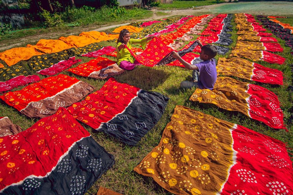 Фотографии кои ќе го обојат вашиот есенски ден: Еве како се фарбаат ткаенини рачно