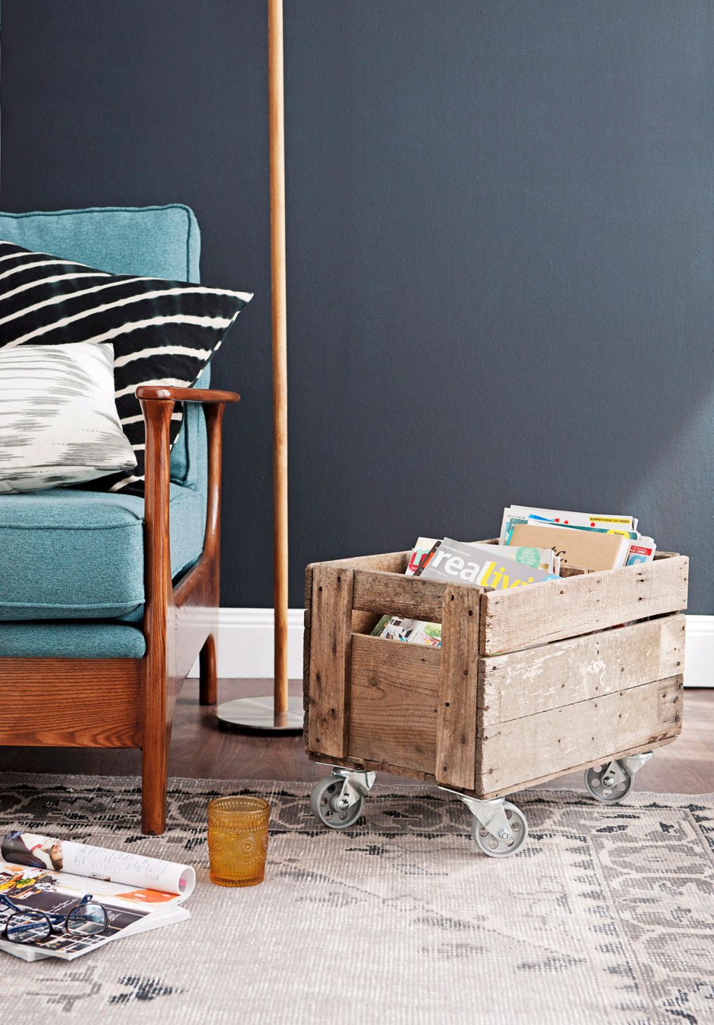 Од масичка до полица: 10 докази дека дрвена кутија може да замени дел од мебелот во домот