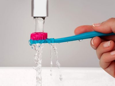 Како и колку често треба да ја чистите четката за заби?
