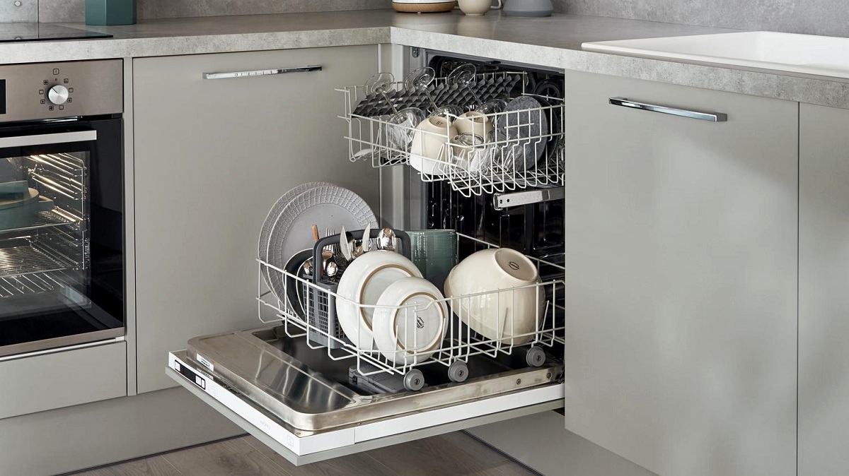 Како правилно и темелно да ја исчистите машината за миење садови?