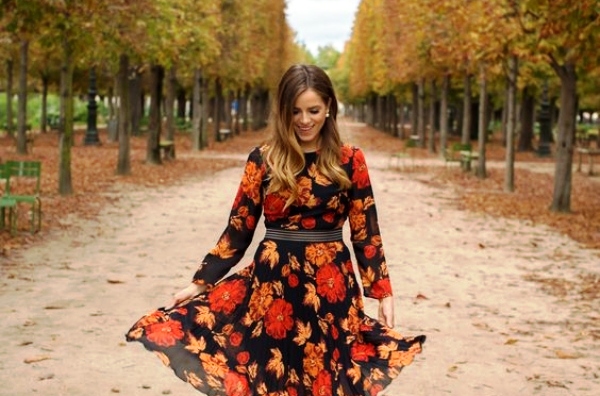 Совршени есенски комбинации со цветни фустани