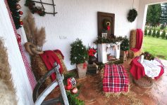 Божиќна соба на отворено: Тераса претворена во волшебно катче