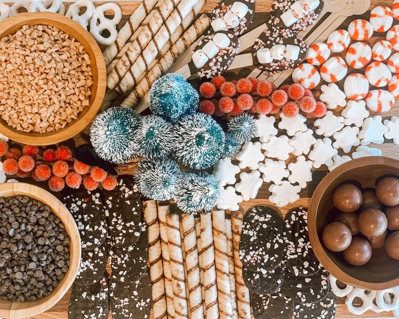 Чоколадни и празнични даски (charcuterie chalets): Слатко задоволство кое сите ќе го обожаваат