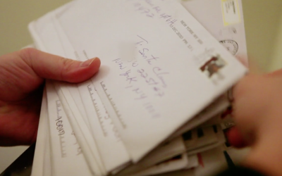 Двајца станари добивале писма од деца наменети до Дедо Мраз, па решиле да почнат и да ги исполнуваат нивните желби