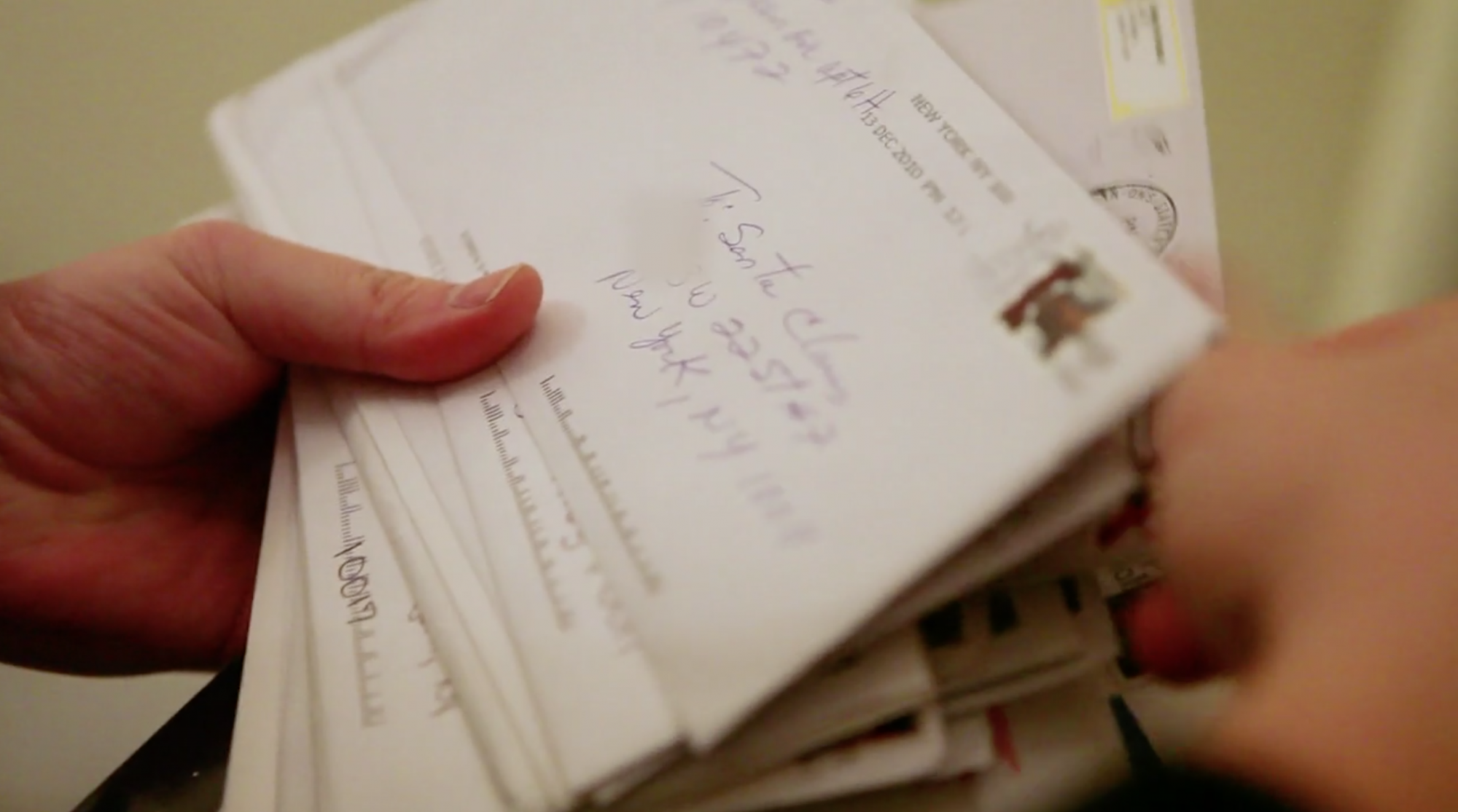 Двајца станари добивале писма од деца наменети до Дедо Мраз, па решиле да почнат и да ги исполнуваат нивните желби