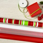 Како да завиткате подарок кога хартијата е премногу кратка?