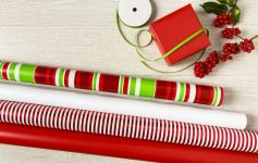 Како да завиткате подарок кога хартијата е премногу кратка?