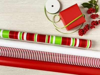 Како да завиткате подарок кога хартијата е премногу кратка?