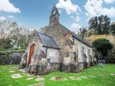 Капела во Англија изградена во 1855 година е претворена во необичен, но топол дом