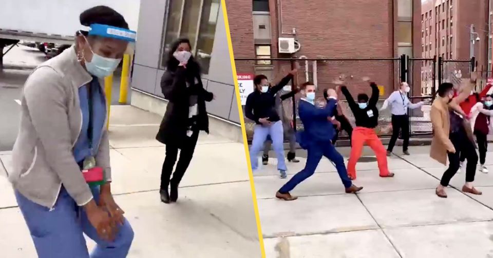 Здравствени работници танцуваат за да го прослават пристигнувањето на вакцината против КОВИД-19