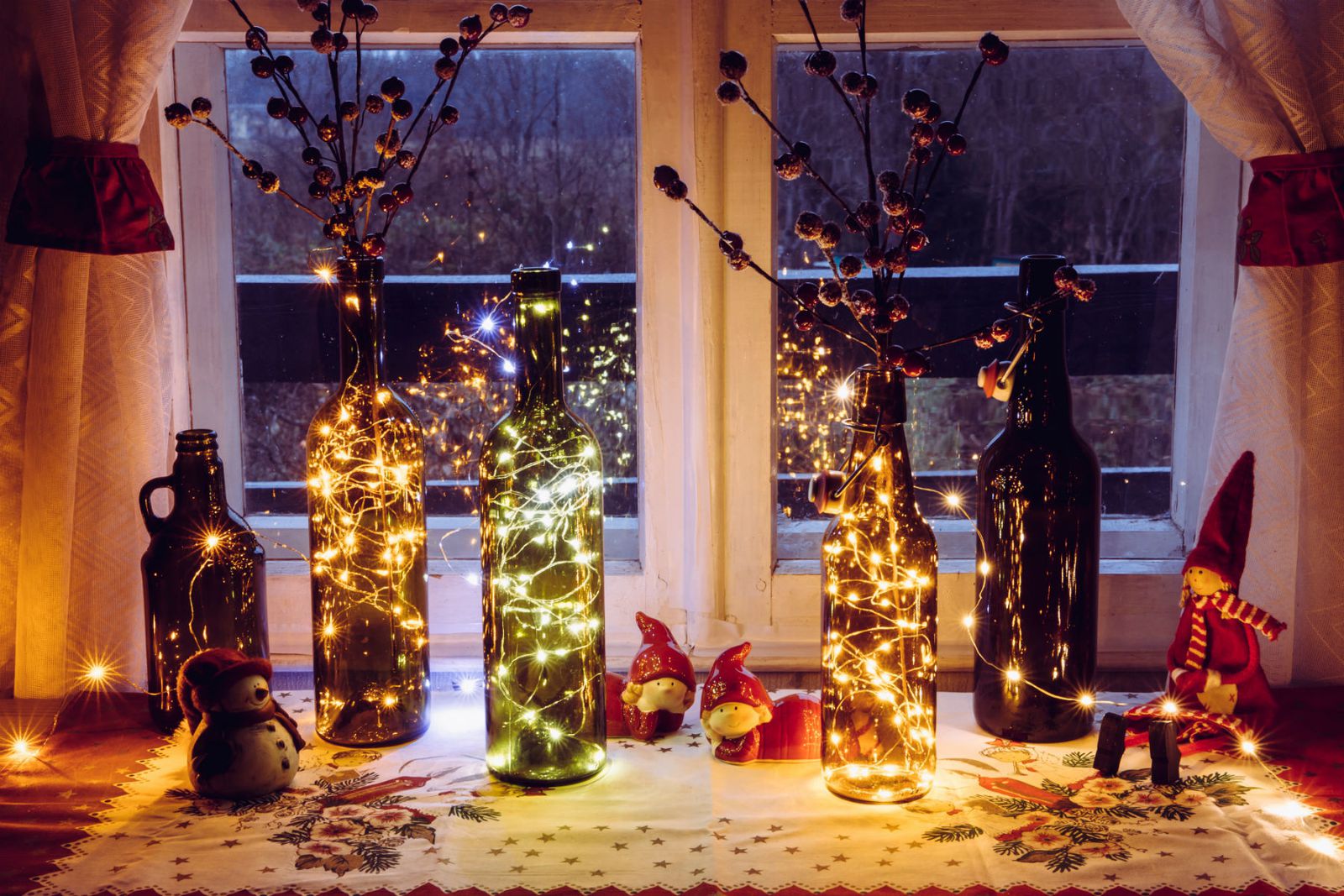 10 идеи за украсување на вашиот дом со новогодишни ламбички