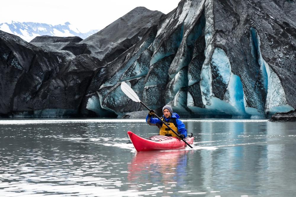 Фантастични фотографии од пештерите создадени во глечерите на Алјаска