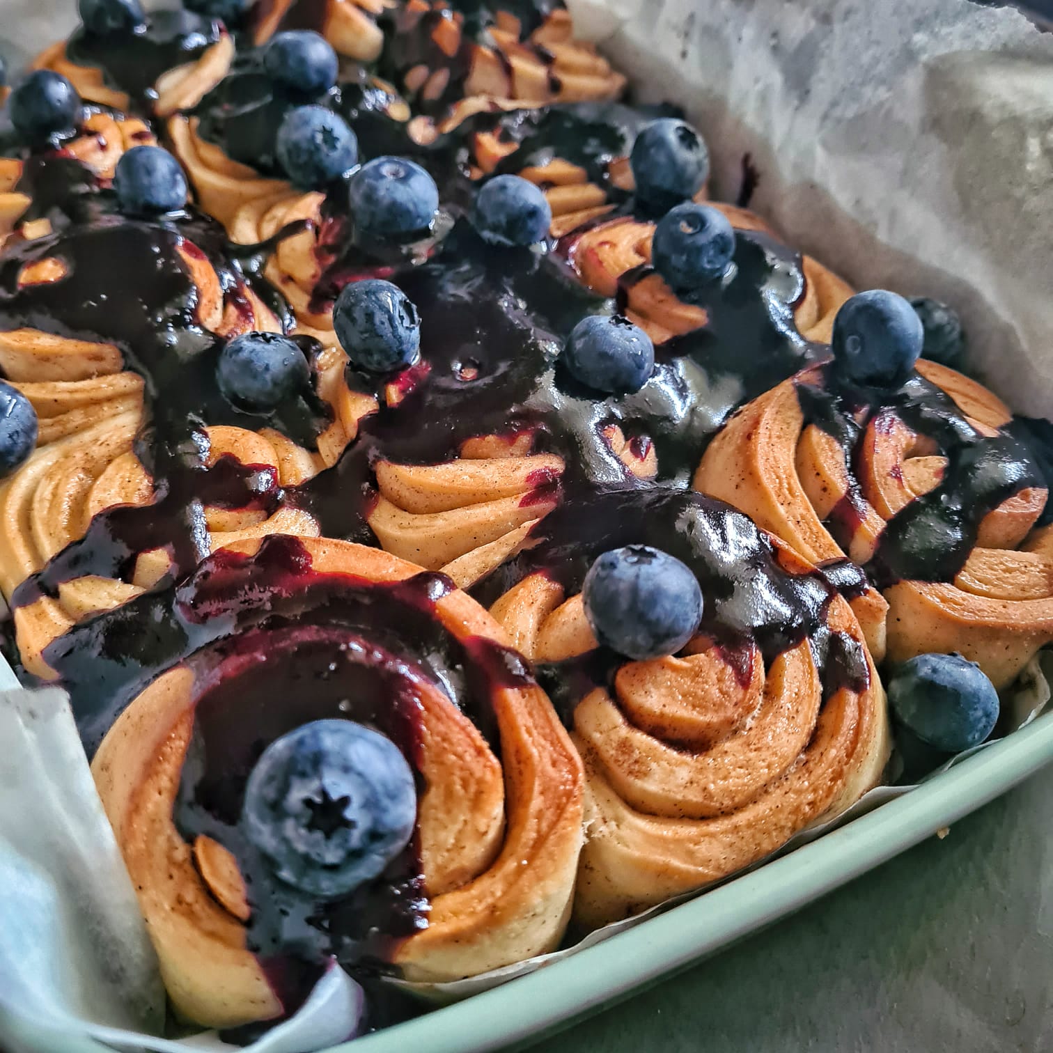 Рецепт за ролнички со цимет и прелив од боровинки