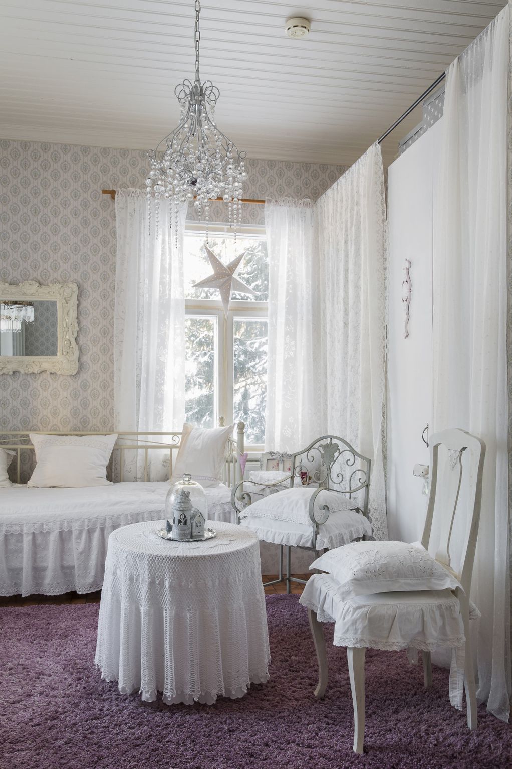 Празнично и бело: Прекрасен дом од кој не би заминувале со денови