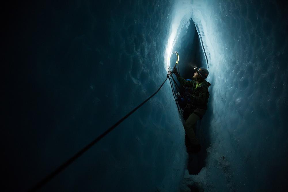 Фантастични фотографии од пештерите создадени во глечерите на Алјаска
