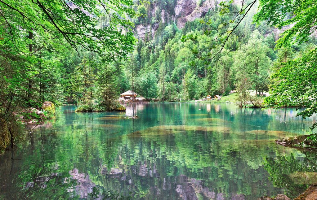 Како од бајка: Прекрасно тиркизно швајцарско езеро, но и една морничава легенда