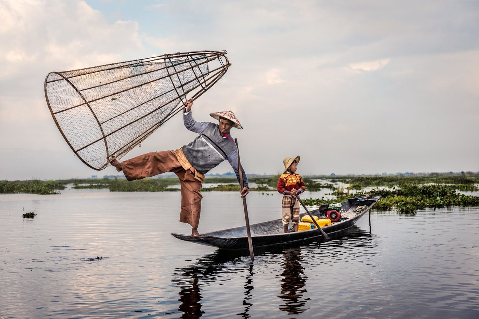 Луѓе од езерото: Необичен народ кој преживува благодарение на акробатиката на вода