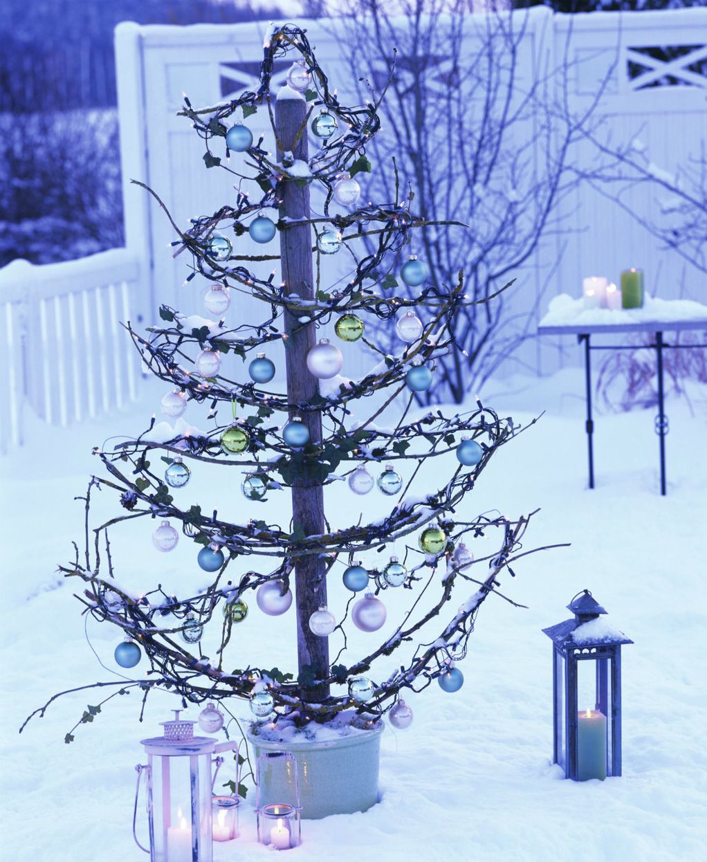 Елки што ќе го направат дворот да изгледа како од божиќен филм