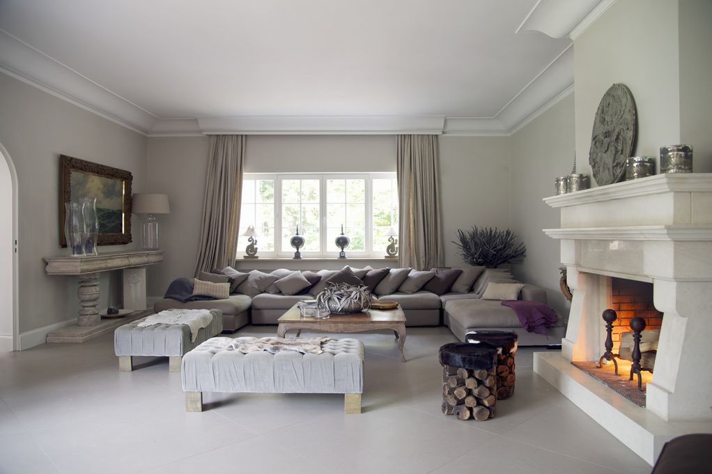 Дали има нешто поубаво? 15 дневни соби со камин за кои сигурно фантазирате