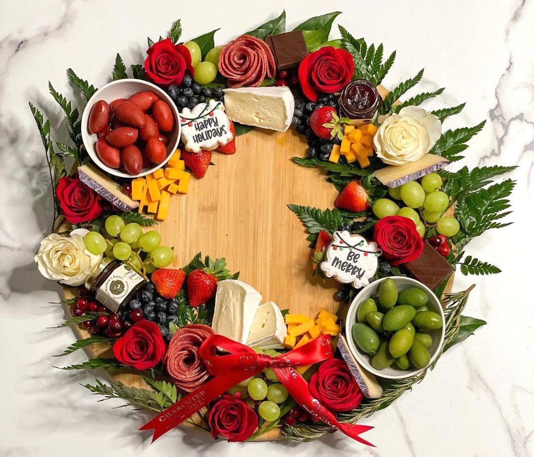 Направате празнични даски во облик на венец што ќе бидат централниот дел на вашата божиќна трпеза