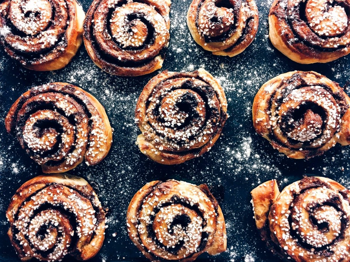 Рецепт за ролнички со цимет и прелив од боровинки