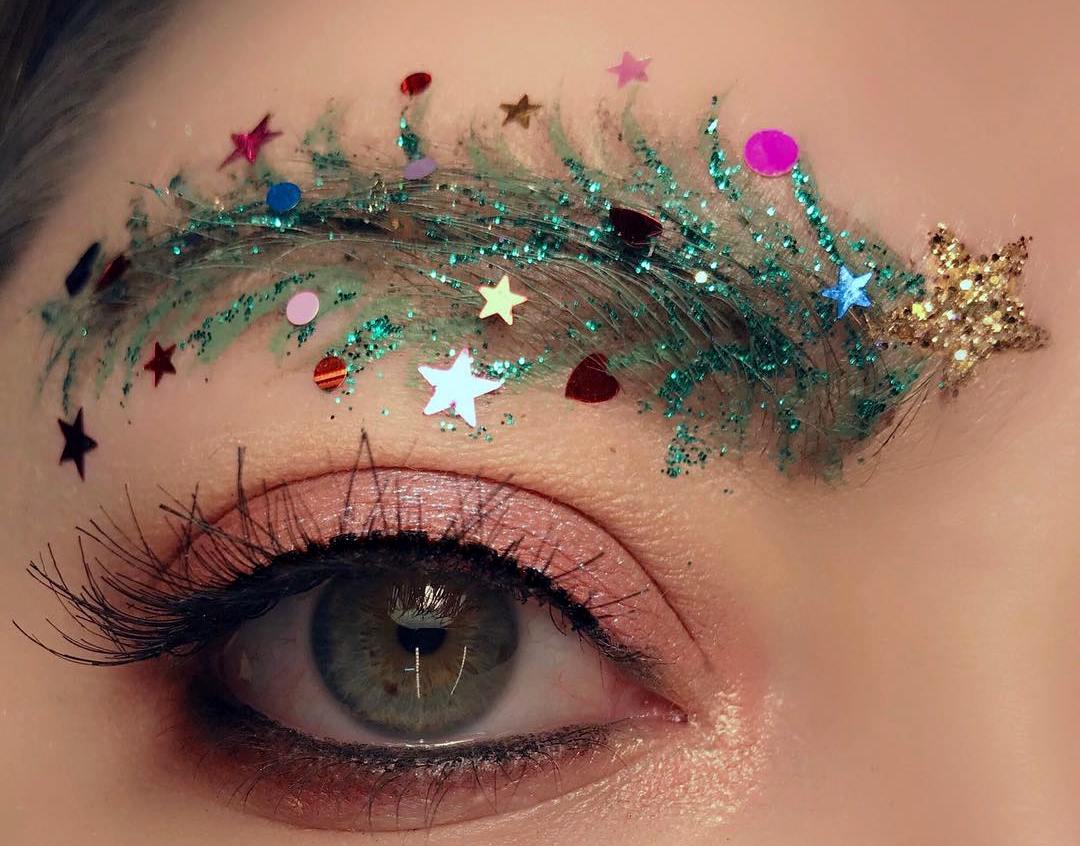 Жените ги претвораат веѓите во мини новогодишни елки оваа зима