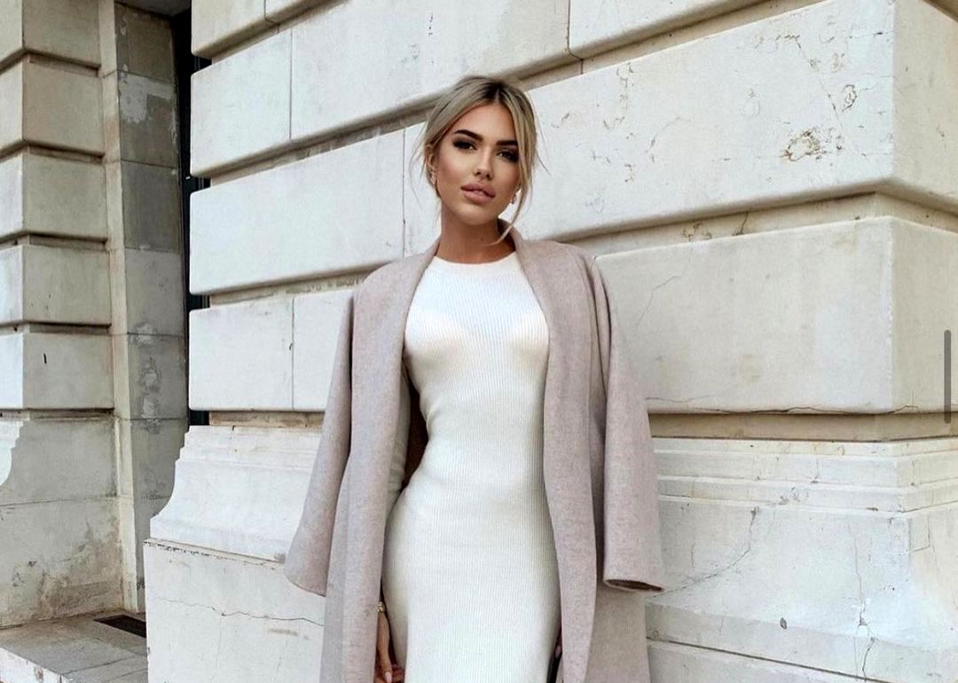 Зима во бело од глава до пети: Модни комбинации што им пркосат на стереотипите