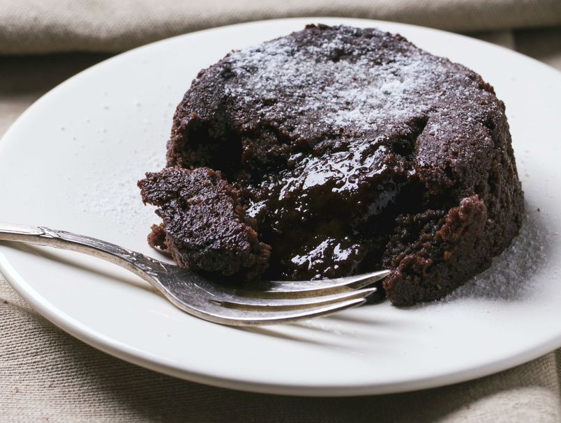 Готов за 2 минути: Најбрзиот рецепт за сочен колач со чоколадо и путер од кикиритки