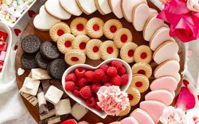 По повод Денот на вљубените: Даски преполни со бонбони, чоколадо, сирење и многу љубов