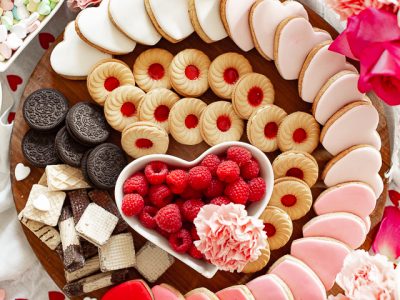 По повод Денот на вљубените: Даски преполни со бонбони, чоколадо, сирење и многу љубов