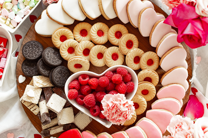 По повод Денот на вљубените: Даски преполни со бонбони, чоколадо, сирење и многу љубов
